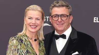 Hans Sigl mit Susann auf rotem Teppich