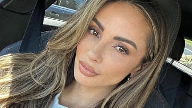 Jennifer Saro sitzt im Auto