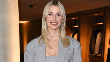 Lena Gercke strahlt im Geschäft