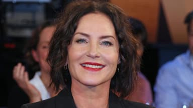 Marisa Burger lächelt glücklich