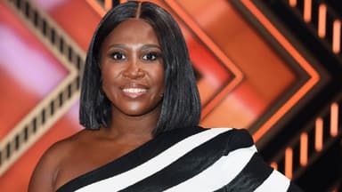 Motsi Mabuse im gestreiften Kleid
