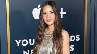Olivia Munn schaut ernst