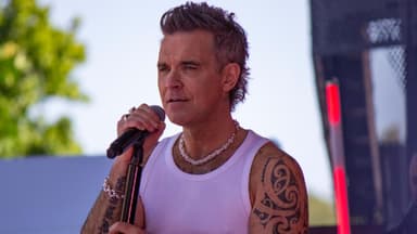 Robbie Williams singt
