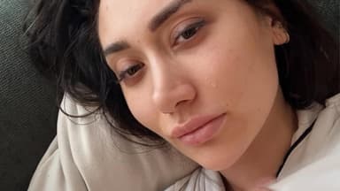 Samira Yavuz macht ein Selfie, während sie weint
