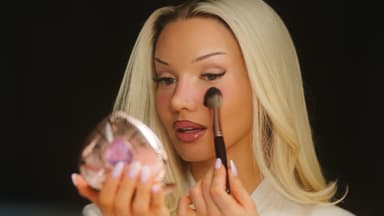 Shirin David trägt Blush auf