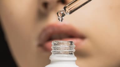 Frau mit Anti-Aging-Serum