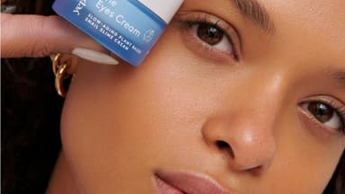 Frau mit Anti-Aging-Creme