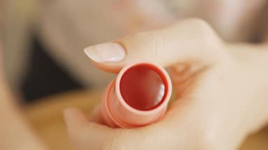 Blush-Stick in der Hand