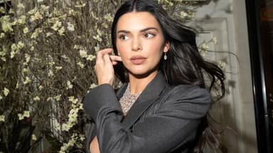 Kendall Jenner schaut zur Seite Haare wehen