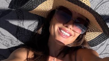 Nazan Eckes mit Sonnenhut am Strand