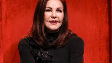 Priscilla Presley lächelt