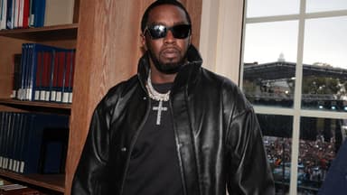 Sean "Diddy" Combs mit Sonnenbrille vor einem Fenster