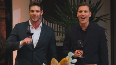 Bachelors Martin Braun und Felix Stein mit Wein