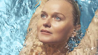Barbara Sturm im Wasser