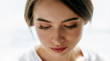 Frau mit langen Wimpern