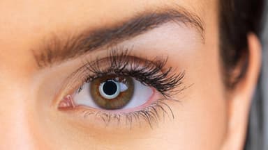 Frau tolle Wimpern