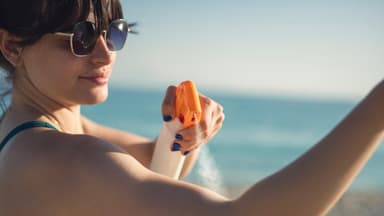 Sonnencreme aufsprühen