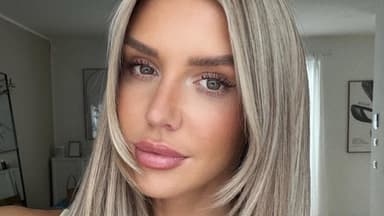 Gerda Lewis mit blonden Haaren Selfie
