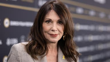 Iris Berben mit schönen Haaren auf rotem Teppich