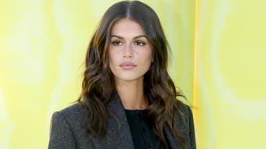 Kaia Gerber vor gelb-grünem hintergrund