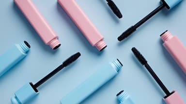 Mascara in blau und rosa