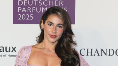 Sarah Engels im lila Glitzerkleid, lächelt leicht
