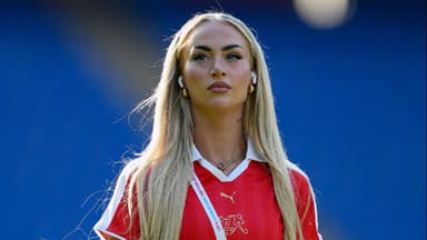 Alisha Lehmann hat Körperhörer in den Ohren und guckt ernst