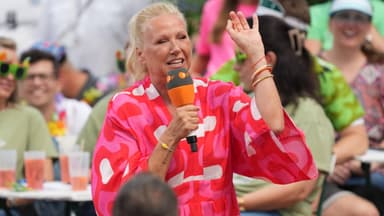Andrea Kiewl im Fernsehgarten hand nach oben