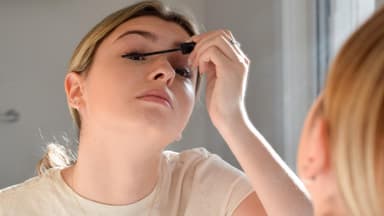 Frau benutzt Mascara
