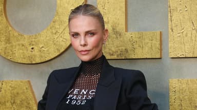 Charlize Theron guckt ernst