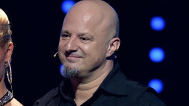 Detlef Steves schaut ernst und lächelt leicht