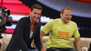 Florian Silbereisen und Mario Barth sitzen auf einer Couch und lachen