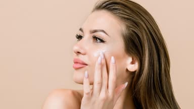 Frau benutzt Skin TInt