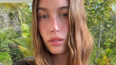 Hailey Bieber vor grünen Pflanzen