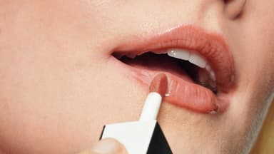 Frau trägt Lippenfarbe auf