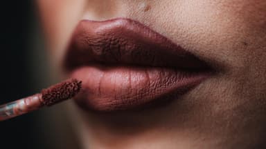 Frau trägt matte Lippenfarbe auf