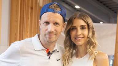 Oliver Pocher und Cathy Hummels stehen eng nebeneinander