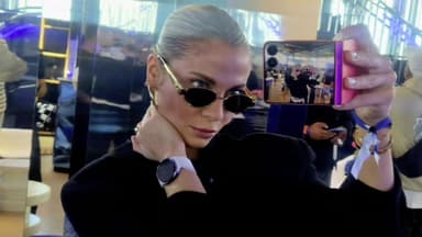 Valentina Pahde macht Selfie