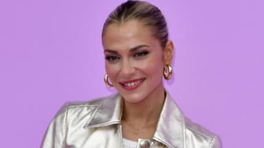 Valentina Pahde vor lila Hintergrund