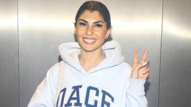 Yeliz Koc zeigt Peace-Zeichen und lacht