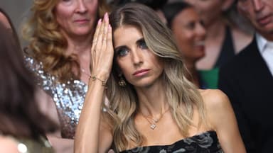 Cathy Hummels guckt ernst und fasst sich ins Haar