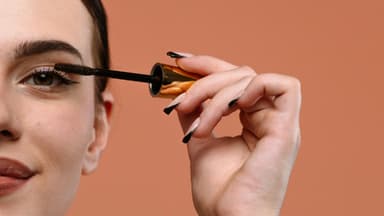 Frau mit Mascara