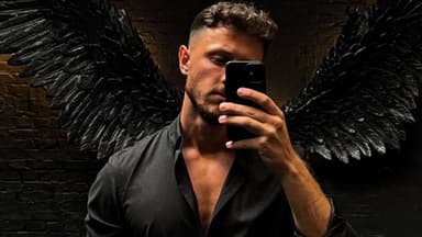 Jannik Kontalis macht Selfie mit schwarzen Flügeln