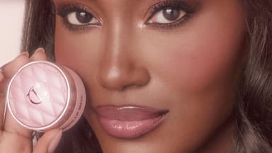 Model mit Lippenpflege