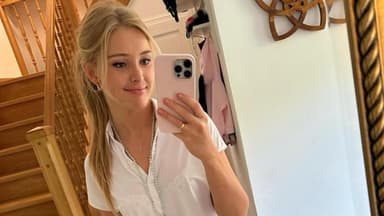 Patrice Aminati macht Selfie im Spiegel