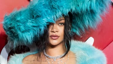 Rihanna mit Federhut
