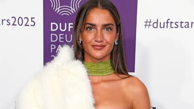  Tanja Makarić im grünen Kleid & Felljacke über der Schulter