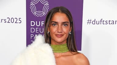 Tanja Makarić im grünen Kleid & Felljacke über der Schulter