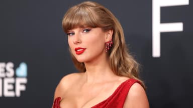 Taylor Swift schaut zur Seite