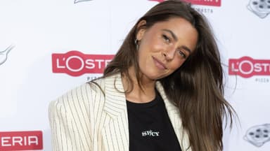 Vanessa Mai lächelt mit leicht schrägem Kopf